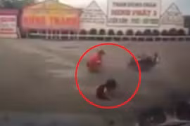 Va chạm với ô tô, bố bật dậy ôm con sau cú ngã