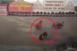 Va chạm với ô tô, bố bật dậy ôm con sau cú ngã