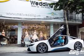 Đại gia Đà Nẵng tặng sinh nhật vợ siêu xe BMW i8
