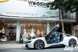 Đại gia Đà Nẵng tặng sinh nhật vợ siêu xe BMW i8