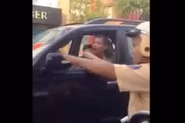 Xe biển xanh chạy ngược chiều, CSGT biết nhưng ngó lơ