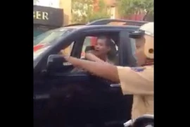 Xe biển xanh chạy ngược chiều, CSGT biết nhưng ngó lơ