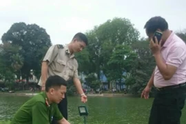 Thanh niên ngáo đá ra tháp rùa tạo dáng...nàng tiên cá