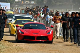 8 vệ sĩ hộ tống một chiếc Ferrari LaFerrari