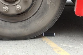 Chết cười màn “hành hạ” OPPO R5 phiên bản Việt