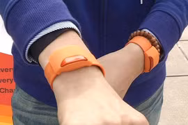 Kỳ diệu chiếc vòng đeo tay biến mọi thứ thành đồ chơi