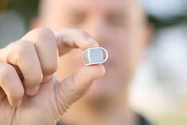 Ấn tượng thiết bị đeo tai giám sát thói quen ăn uống