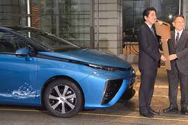 Người nhận chiếc Toyota Mirai đầu tiên là thủ tướng Nhật 