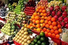 Thị trường trái cây nhộn nhịp vào mùa