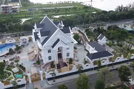 Toàn cảnh biệt phủ 4 mặt tiền nguy nga gây sốt ở miền Tây