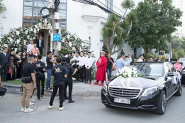 Lóa mắt dàn siêu xe Rolls-Royce, Maybach trong lễ cưới Bảo Thy