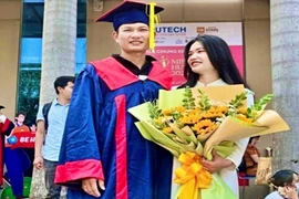 Cô gái cởi áo cử nhân mặc cho anh trai trong lễ tốt nghiệp 