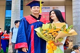 Cô gái cởi áo cử nhân mặc cho anh trai trong lễ tốt nghiệp 