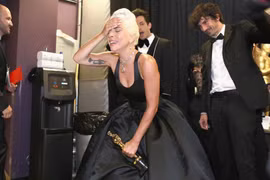 Lady Gaga bật khóc nức nở, nắm chặt tượng vàng Oscar đầu tiên của sự nghiệp
