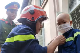 30 chiến sĩ công an giúp cậu bé ung thư thực hiện ước mơ làm lính cứu hỏa