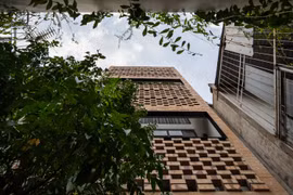 Sâu trong hẻm, nhà gạch mộc ở Sài Gòn khiến báo ngoại ngỡ ngàng