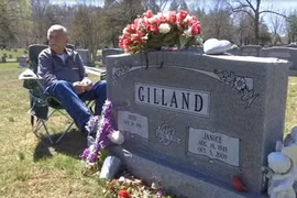 Xúc động cụ ông ngày ngày đến tâm sự bên mộ vợ