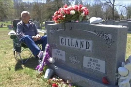 Xúc động cụ ông ngày ngày đến tâm sự bên mộ vợ