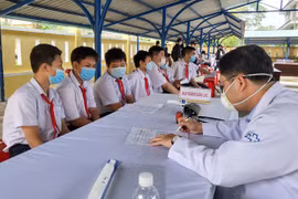 Hai học sinh lớp 7 khai báo được tiêm 2 mũi vaccine Pfizer liên tiếp