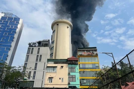 Hà Nội: Tòa nhà 18 tầng ở Thái Hà đột ngột bốc cháy