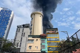 Hà Nội: Tòa nhà 18 tầng ở Thái Hà đột ngột bốc cháy