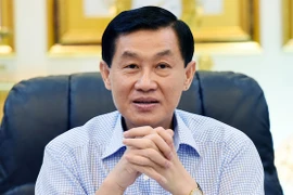 Những hình ảnh giản dị bất ngờ của tỷ phú Johnathan Hạnh Nguyễn