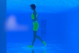 Điệu nhảy huyền thoại được tái hiện dưới nước