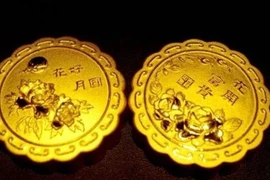 Có gì bên trong bánh Trung thu dát vàng siêu đắt đỏ?