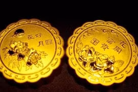 Có gì bên trong bánh Trung thu dát vàng siêu đắt đỏ?