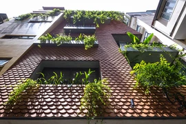 Tòa nhà “bọc” lớp ngói vảy cá “nổi bần bật” giữa Hà Nội