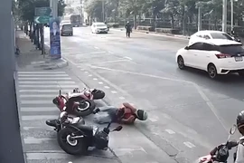 Xe máy không người lái bất ngờ phi qua đường 'hạ gục' người đàn ông 