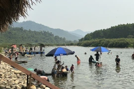 Nắng nóng kỷ lục, người dân đổ xô về suối giải nhiệt