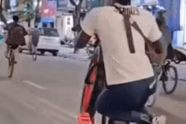 Clip: Phản cảm đoàn người nước ngoài đi xe đạp “ngổ ngáo” trên phố