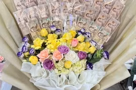 Shipper ăn cắp bó hoa tiền trị giá nghìn USD