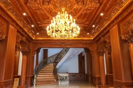 Choáng ngợp lâu đài gỗ lim hơn 200 tỷ tại Ninh Bình