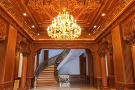 Choáng ngợp lâu đài gỗ lim hơn 200 tỷ tại Ninh Bình