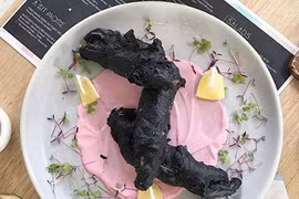 Món ăn đen xì “cháy hàng” hoá ra là “tác phẩm” cô gái Việt
