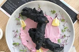Món ăn đen xì “cháy hàng” hoá ra là “tác phẩm” cô gái Việt
