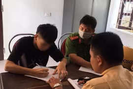 Nghệ An: Triệu tập thiếu niên 14 tuổi dùng chân điều khiển xe máy
