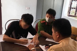 Nghệ An: Triệu tập thiếu niên 14 tuổi dùng chân điều khiển xe máy