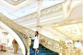 Dinh thự dát vàng xa hoa, tráng lệ của Lan Khuê vừa sinh quý tử