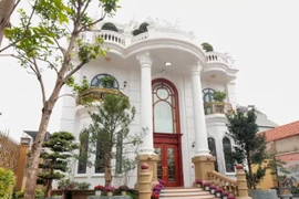 “Bỏ phố về quê” đại gia xây biệt thự gỗ 20 tỷ đẹp mê 