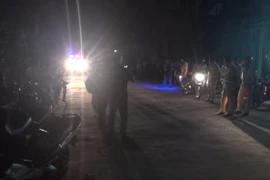 Choáng váng khu nhà xưởng ở Sài Gòn cháy ngùn ngụt trong đêm