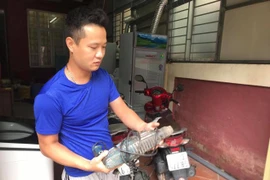 Tranh cãi người đục tường cứu bé sơ sinh: Hàng xóm nói "không", công an nói "có"