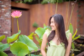 Mãn nhãn vườn sen rực rỡ trong nhà Dương Mỹ Linh ở Mỹ