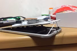 Ảnh nóng iPhone 8 Plus bị tách đôi, bung màn hình khi sạc