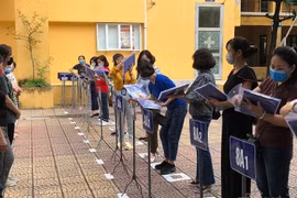 Hà Nội: Trường học chia đôi lớp, lắp vách ngăn đón học sinh trở lại