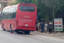 Cụ ông 80 tuổi đi xe đạp điện bị xe khách kéo lê tử vong