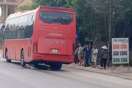 Cụ ông 80 tuổi đi xe đạp điện bị xe khách kéo lê tử vong
