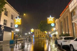 Hà Nội mưa lớn bất thường, đường phố vắng lặng dù sắp giao thừa